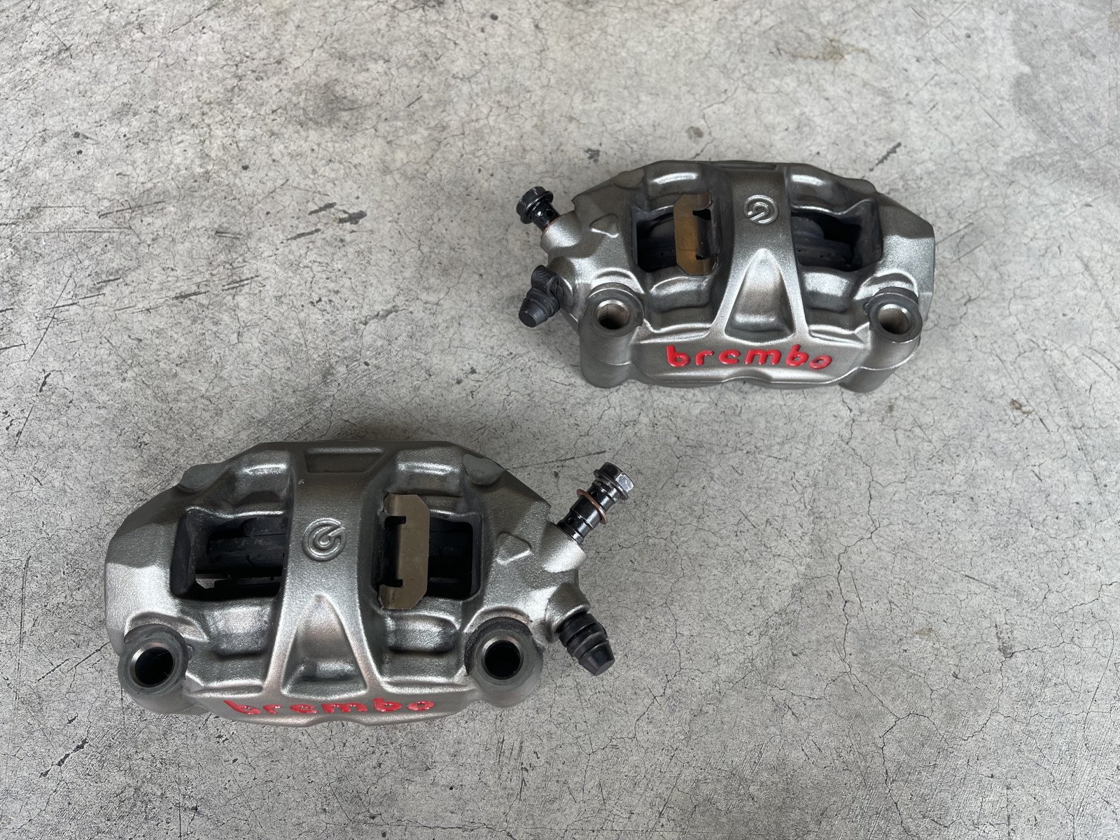 61041512A - Front Brake Calipers Left And Right