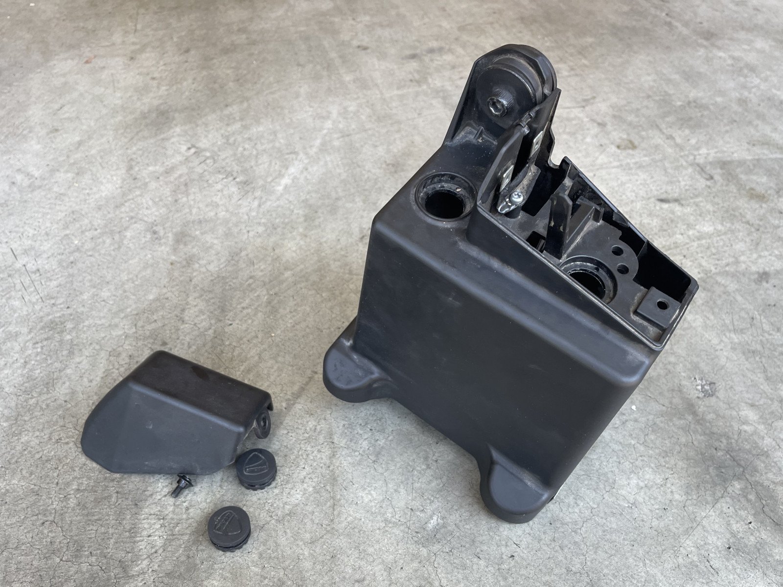 8291B632B - Battery Holder