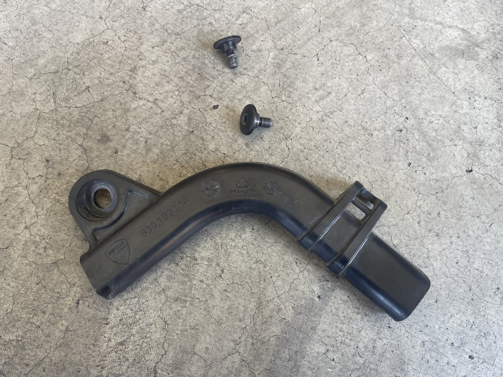 83018271A - Hose Guide