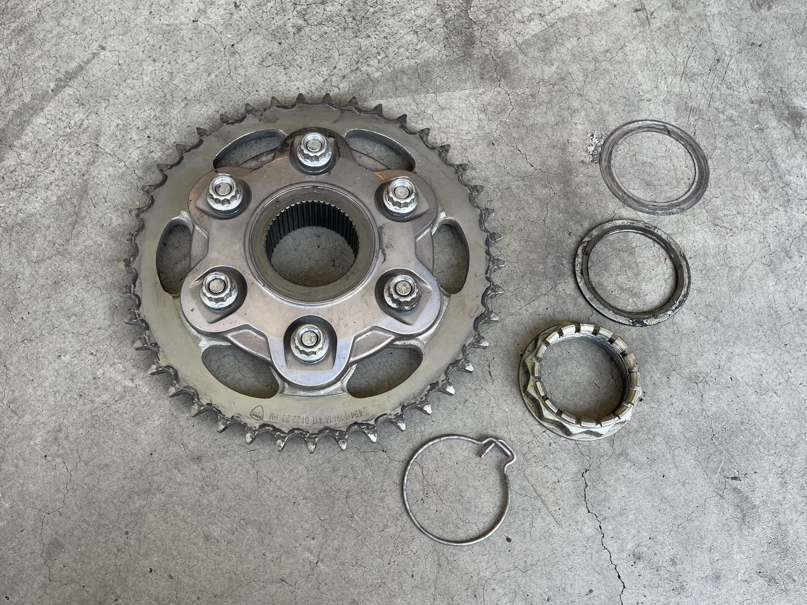 70090563A - Hub Shock Absorber