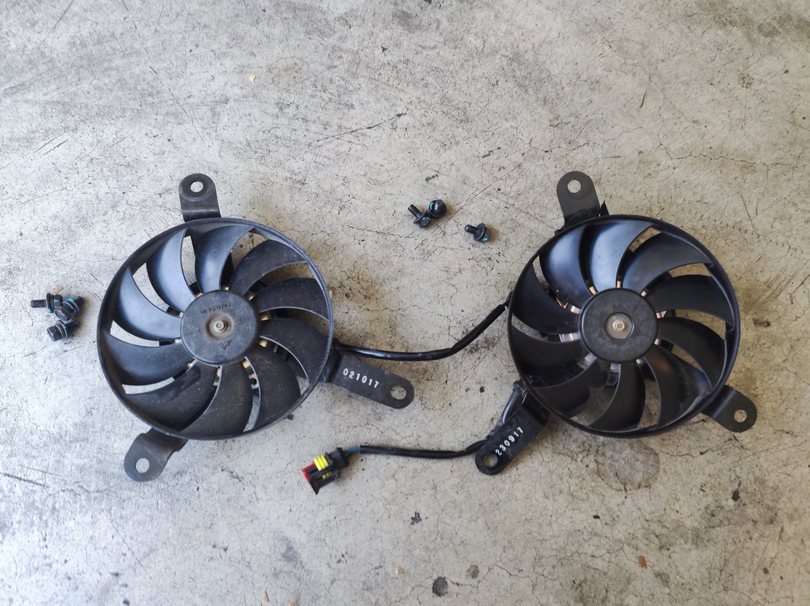 55040271A - Electric Fan Right And Left
